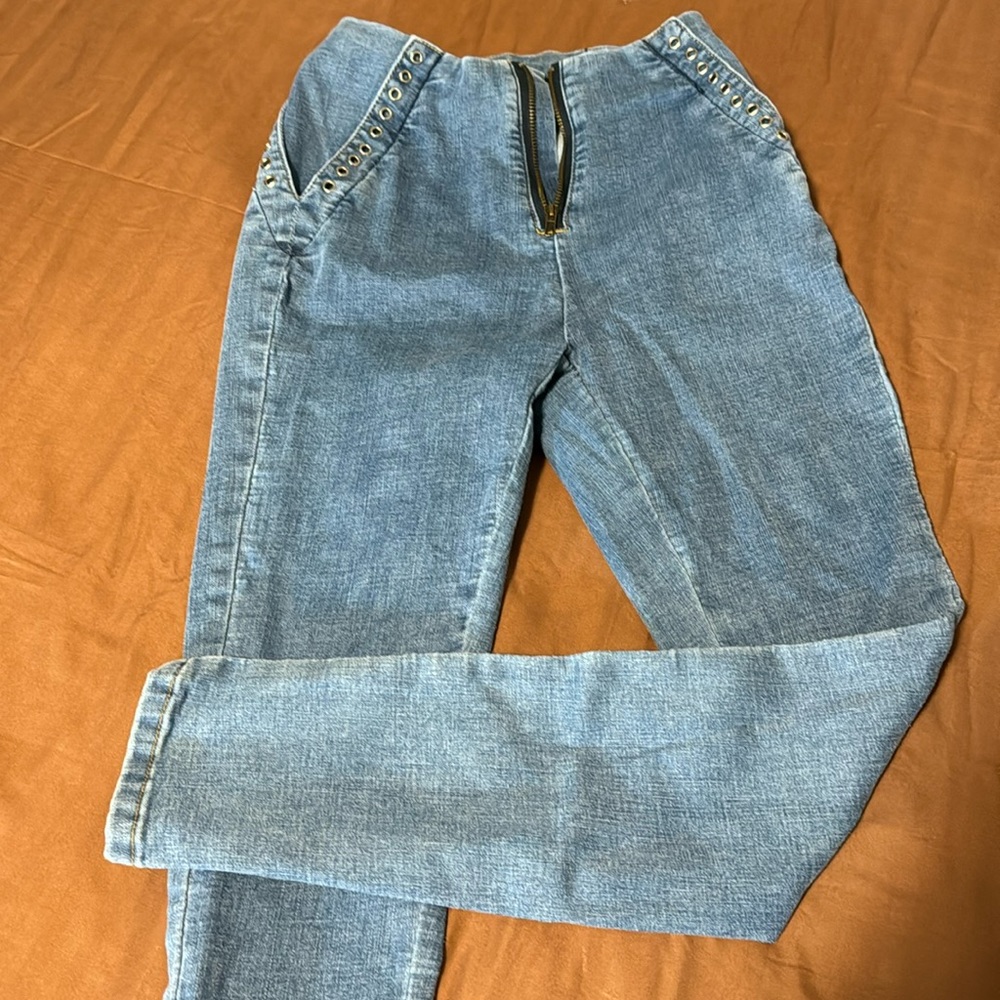 Medium to high rise, size small with style, stretch skinny jeans